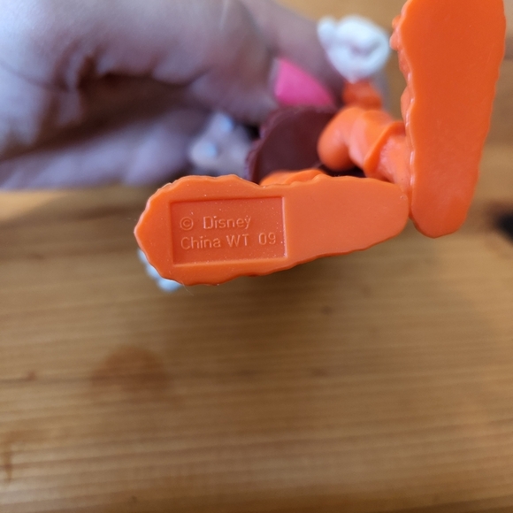 Vintage Disney Epcot World Tour Minnie Goofy Figurines 90s Cake Topper 1… - Picture 11 of 12